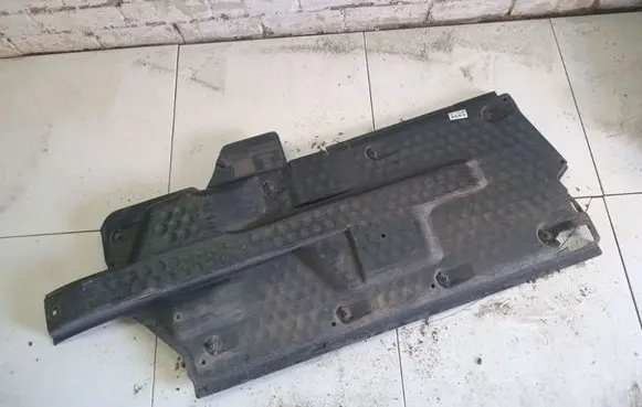 Volkswagen Polo IV 9N3 Engine splash shield/under tray 