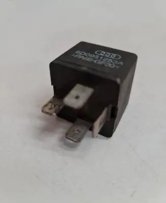 Volkswagen PASSAT B5 Other relay 8D0951253A
