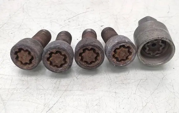 Audi A4 S4 B7 8E 8H Anti-theft wheel nuts and lock 