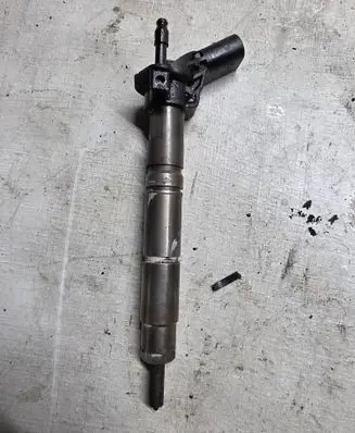 Mercedes-Benz CLS C219 Fuel injector A642070