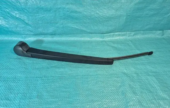Rear wiper blade arm