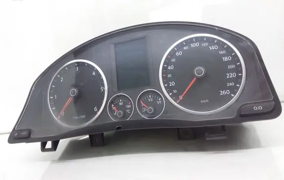 Volkswagen Tiguan Speedometer (instrument cluster) 5N0920870D