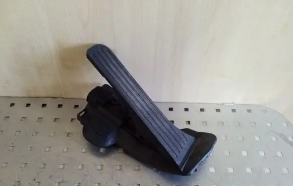 Volkswagen PASSAT CC Accelerator throttle pedal 1K2721503M