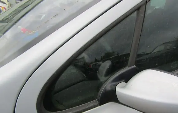 Peugeot 307 CC Front triangle window/glass 