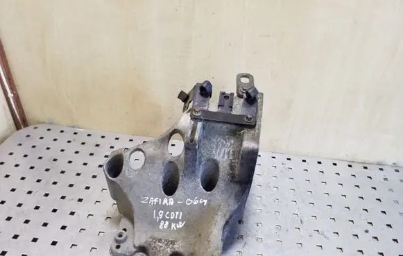Opel Zafira B Fuel pump bracket 55187918