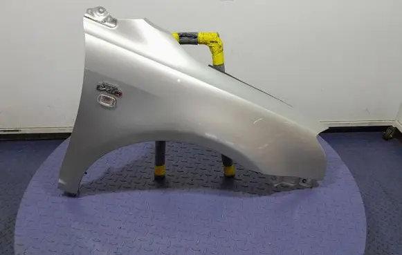 Toyota Avensis Verso Fender 