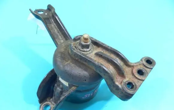 Engine mount vacuum valve