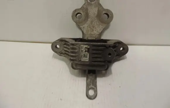 Engine mount vacuum valve