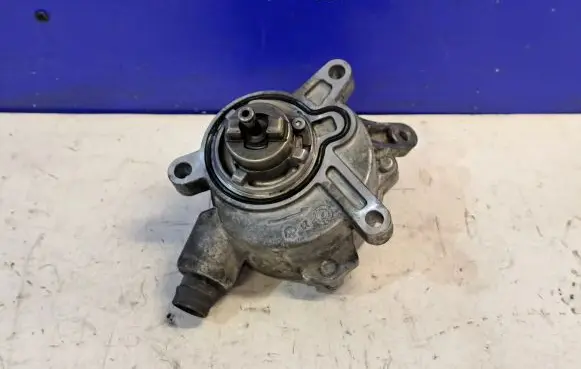 Volvo V70 Vacuum pump 30731825