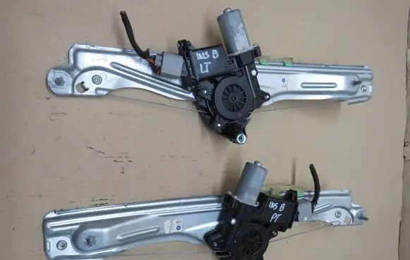 Opel Insignia B Front door window regulator with motor