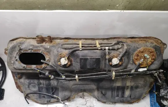 Subaru Impreza I Fuel tank 