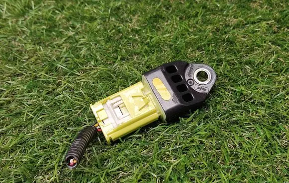 Lexus GS 250 350 300H 450H Airbag deployment crash/impact sensor 8983130040