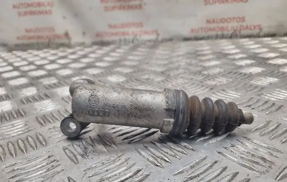 Volkswagen PASSAT B5 Clutch master cylinder 4A0721261