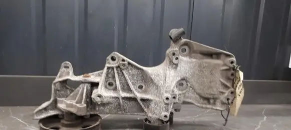 Renault Clio III Power steering pump mounting bracket 