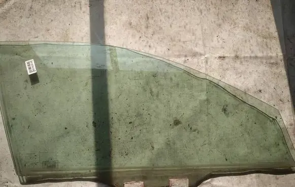 Honda Accord Front door window glass four-door as2