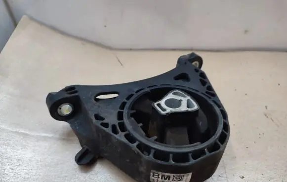 Opel Insignia A Engine mount bracket 13227769