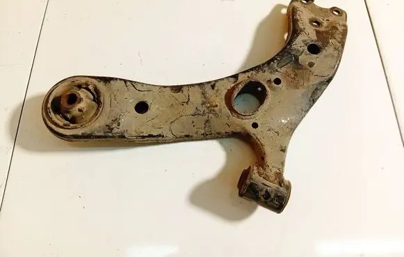 Toyota Avensis T270 Front lower control arm/wishbone 