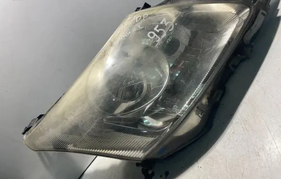 Toyota Avensis T270 Headlight/headlamp 8111805310