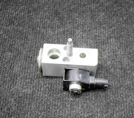 Tesla Model 3 Air conditioning (A/C) expansion valve 110187800A