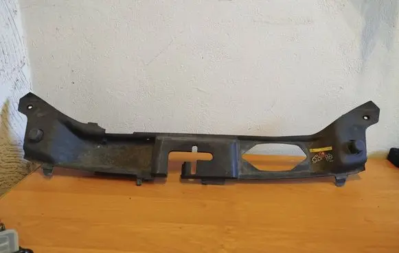 Volvo C30 Engine bonnet/hood lock trim molding 31217837