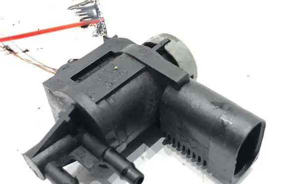 Audi A6 S6 C6 4F Fuel pressure regulator 1K0906283A