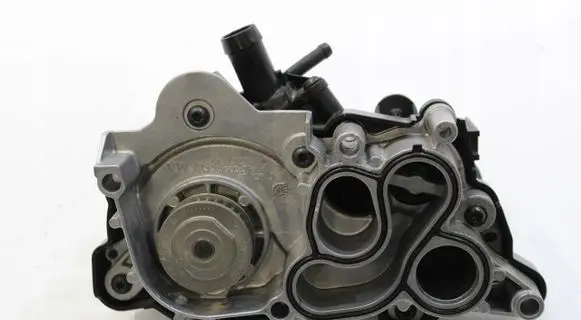 Volkswagen Golf VII Water pump 04E121121E