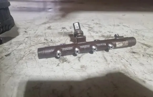 Fuel main line pipe