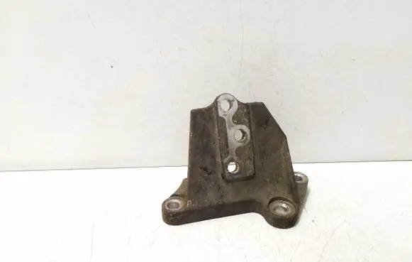Engine mounting bracket