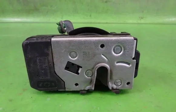 Opel Tigra B Front door lock 13154792