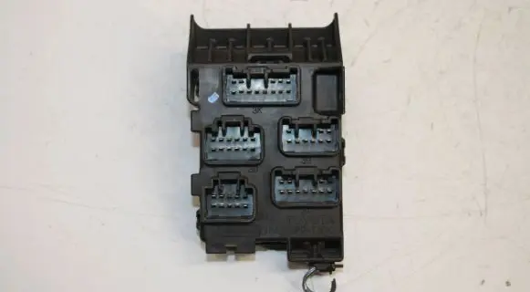 Toyota Corolla Verso E121 Fuse module 8273405030