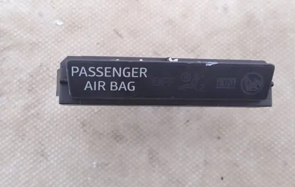 Passenger airbag on/off switch