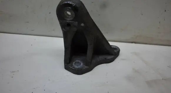 Jaguar XF X250 Engine mounting bracket R8S3A