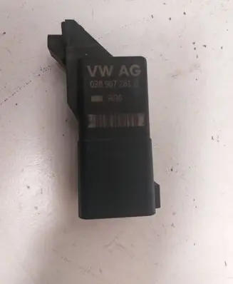 Volkswagen Touran II Glow plug pre-heat relay 038907281D