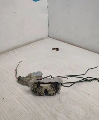 Subaru Impreza II Front door lock 61100FB010 6892043B