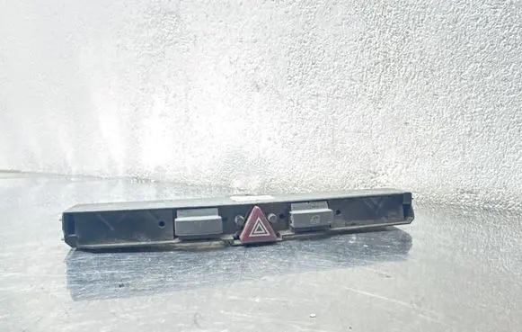 Opel Astra G Hazard light switch 13100105 C320 03758075