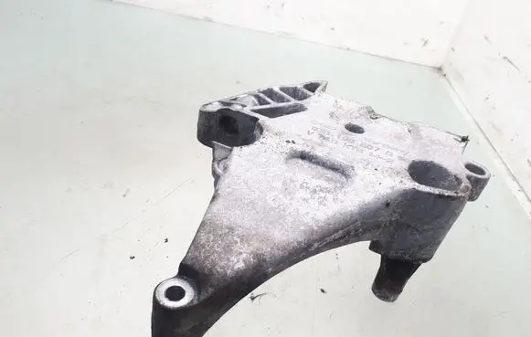 Skoda Octavia Mk2 (1Z) Engine mounting bracket 03G199207G