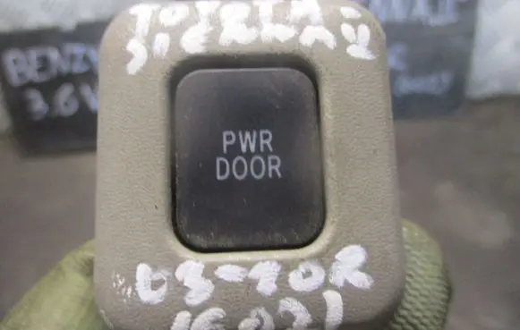 Toyota Sienna XL20 II Electric sliding door switch 62424AE010