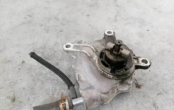 Toyota RAV 4 (XA30) Vacuum pump 15070653