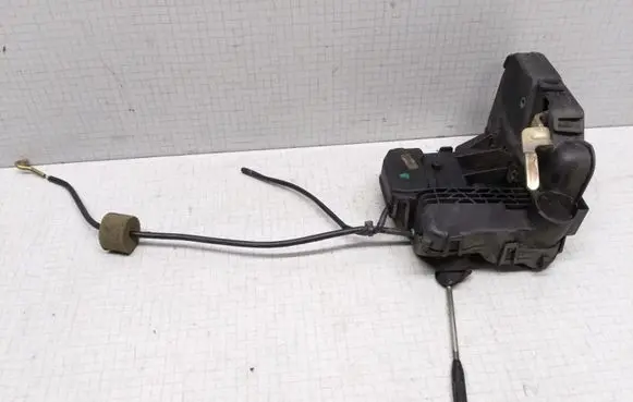 Mercedes-Benz C W203 Front door lock 2037200435 0000013472