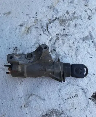 Volkswagen PASSAT B5 Ignition lock 4B0905851A