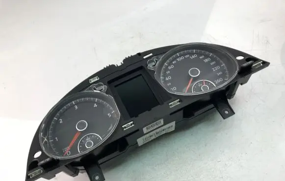 Volkswagen PASSAT B7 Speedometer (instrument cluster) 3AA920870M