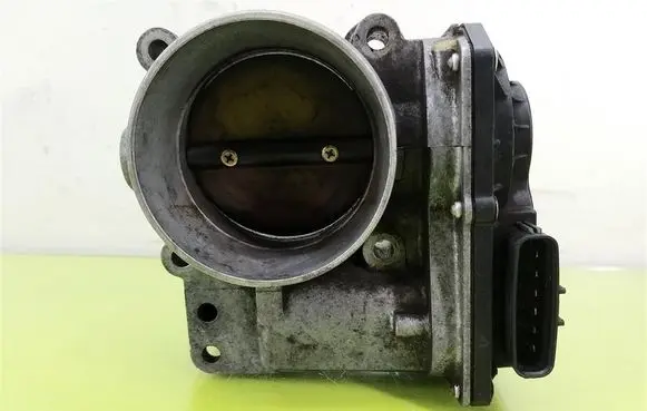Volvo S40 Throttle body valve 8677694