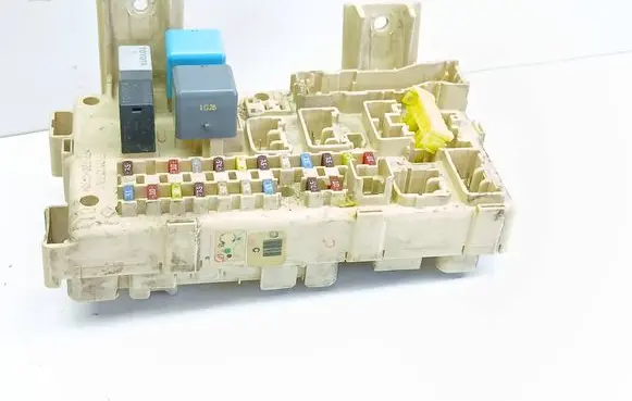 Toyota Avensis T250 Fuse module 82641CA030F 3110545659