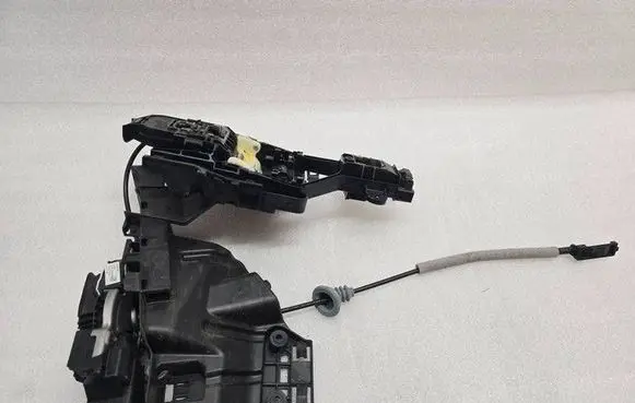 Volvo XC90 Front door lock 31349891