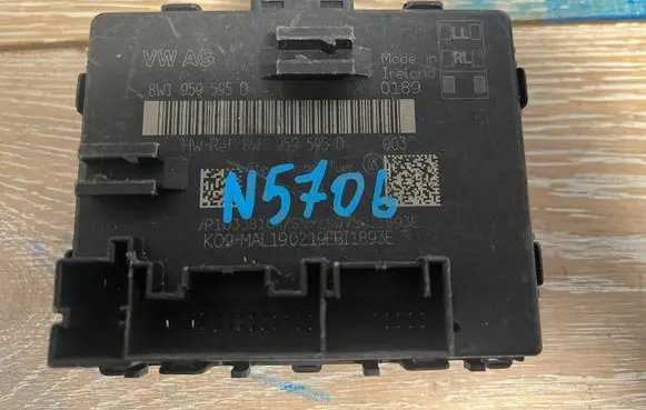 Volkswagen Tiguan Door control unit/module 8W1959595D