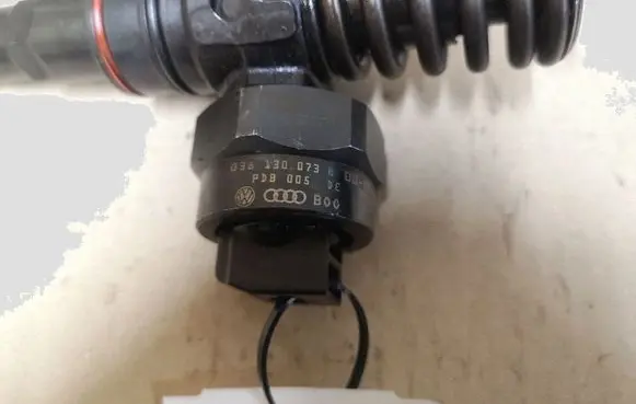 Volkswagen Sharan Fuel injector 038130073R