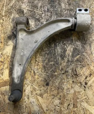 Opel Insignia A Front lower control arm/wishbone 13318884