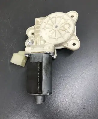 Mercedes-Benz CLS C219 Front door window regulator motor 0130821433