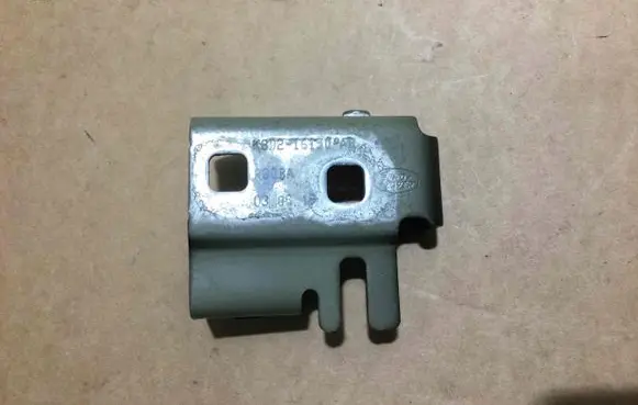 Land Rover Range Rover Evoque L551 Fender mounting bracket LR117308