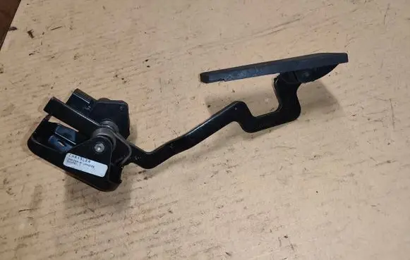 Accelerator throttle pedal